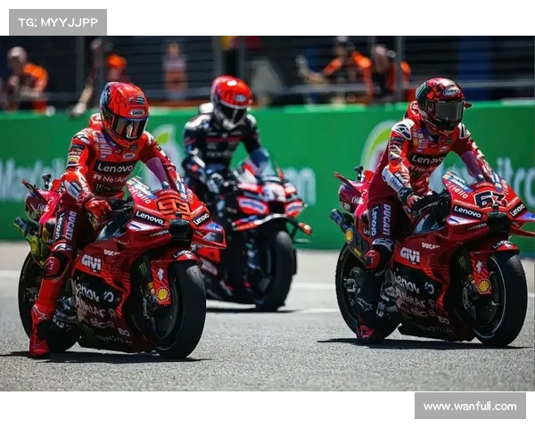 匈牙利MotoGP排位赛特写 马奎斯因摔车借观众摩托车返维修区 匈牙利MotoGP排位赛特写 马奎斯因摔车借观众摩托车返维修区